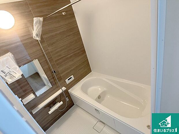 足をゆったり伸ばして寛げる浴槽です。窓が設けられていますので差し込む光が明るく穏やかな雰囲気にしてくれます♪浴室乾燥機も設置しているので、雨の日の洗濯物も安心です♪