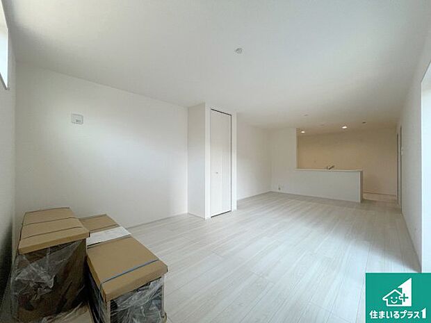 日当たり良好の明るいリビングで朝の目覚めもスッキリできそう！対面キッチンでご家族のコミュニケーションも自然と増える設計！小さなお子様が遊ぶスペースを作っても広々とくつろげるLDK！