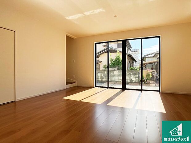 明るいリビングで朝の目覚めもスッキリできそう！対面キッチンでご家族のコミュニケーションも自然と増える設計！小さなお子様が遊ぶスペースを作っても広々とくつろげるLDK！