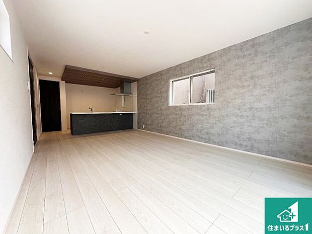 日当たり良好の明るいリビングで朝の目覚めもスッキリできそう！対面キッチンでご家族のコミュニケーションも自然と増える設計！小さなお子様が遊ぶスペースを作っても広々とくつろげるLDK！