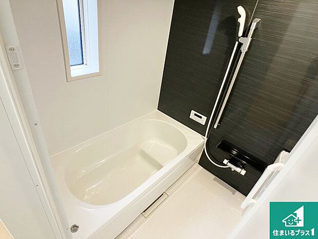 足をゆったり伸ばして寛げる浴槽です。窓が設けられていますので差し込む光が明るく穏やかな雰囲気にしてくれます♪浴室乾燥機も設置しているので、雨の日の洗濯物も安心です♪