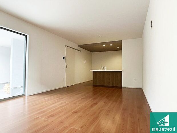 日当たり良好の明るいリビングで朝の目覚めもスッキリできそう！対面キッチンでご家族のコミュニケーションも自然と増える設計！小さなお子様が遊ぶスペースを作っても広々とくつろげるLDK！