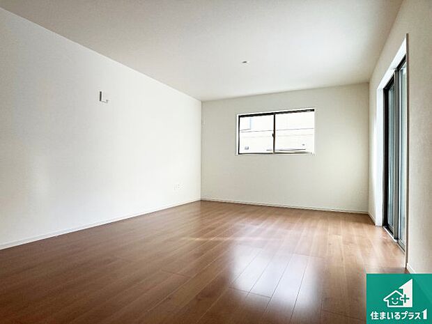 明るいリビングで朝の目覚めもスッキリできそう！対面キッチンでご家族のコミュニケーションも自然と増える設計！小さなお子様が遊ぶスペースを作っても広々とくつろげるLDK！