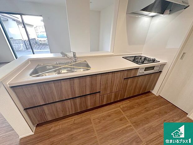 リビングと統一感があり、使い勝手のいいキッチン。広々としているので、二人並んで作業が出来ちゃいます。お子様と一緒に色々なお料理に挑戦できるスペースがあります。