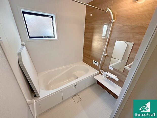 足をゆったり伸ばして寛げる浴槽です。窓が設けられていますので差し込む光が明るく穏やかな雰囲気にしてくれます♪浴室乾燥機も設置しているので、雨の日の洗濯物も安心です♪