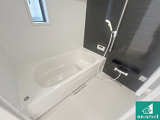 足をゆったり伸ばして寛げる浴槽です。窓が設けられていますので差し込む光が明るく穏やかな雰囲気にしてくれます♪浴室乾燥機も設置しているので、雨の日の洗濯物も安心です♪