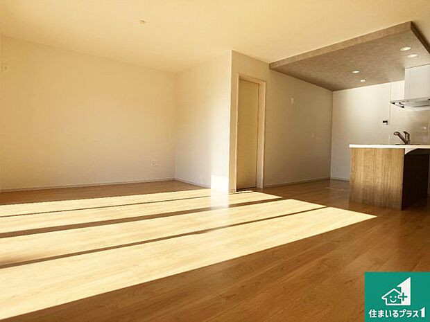 明るいリビングで朝の目覚めもスッキリできそう！対面キッチンでご家族のコミュニケーションも自然と増える設計！小さなお子様が遊ぶスペースを作っても広々とくつろげるLDK！