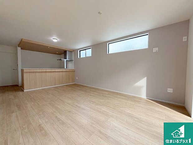 シンプルなリビングは、観葉植物等のインテリアを楽しめますね！パパ好みにも、ママ好みにも家具次第で雰囲気を変えることができます！