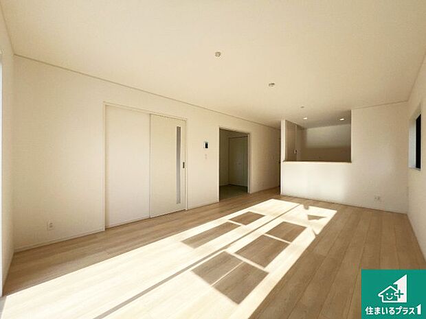 シンプルなリビングは、観葉植物等のインテリアを楽しめますね！パパ好みにも、ママ好みにも家具次第で雰囲気を変えることができます！