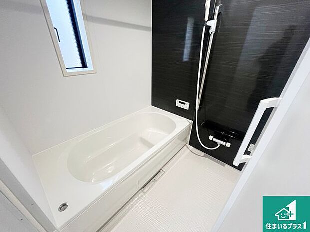 足をゆったり伸ばして寛げる浴槽です。窓が設けられていますので差し込む光が明るく穏やかな雰囲気にしてくれます♪浴室乾燥機も設置しているので、雨の日の洗濯物も安心です♪