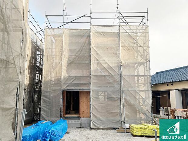 周辺は落ち着いた街並みの住宅地！子育てがしやすい住環境です！まだ未完成ですが、現地でしかわからない事もございます。是非一度ご覧ください。