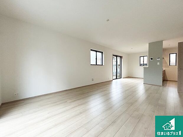 日当たり良好の明るいリビングで朝の目覚めもスッキリできそう！対面キッチンでご家族のコミュニケーションも自然と増える設計！小さなお子様が遊ぶスペースを作っても広々とくつろげるLDK！