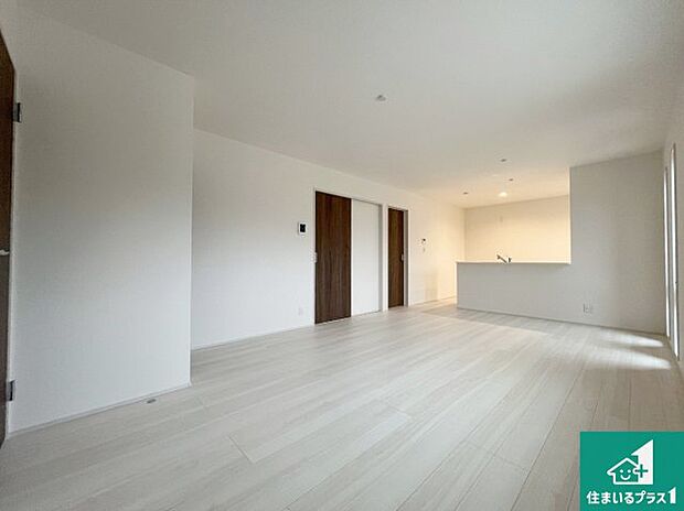 日当たり良好の明るいリビングで朝の目覚めもスッキリできそう！対面キッチンでご家族のコミュニケーションも自然と増える設計！小さなお子様が遊ぶスペースを作っても広々とくつろげるLDK！