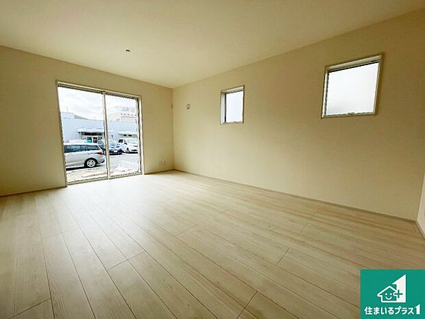 明るいリビングで朝の目覚めもスッキリできそう！対面キッチンでご家族のコミュニケーションも自然と増える設計！小さなお子様が遊ぶスペースを作っても広々とくつろげるLDK！