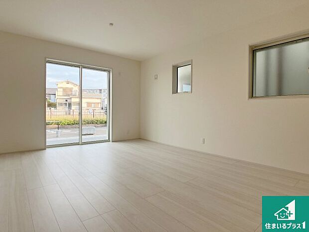 周辺は落ち着いた街並みの住宅地!子育てがしやすい住環境です!まだ未完成ですが、現地でしかわからない事もございます。是非一度ご覧ください。