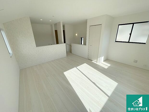 日当たり良好の明るいリビングで朝の目覚めもスッキリできそう!対面キッチンでご家族のコミュニケーションも自然と増える設計!小さなお子様が遊ぶスペースを作っても広々とくつろげるLDK!