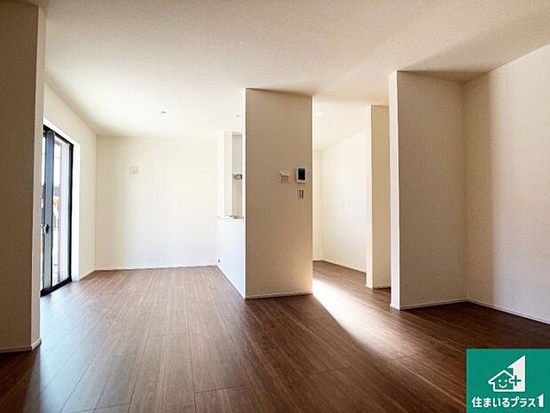 シンプルなリビングは、観葉植物等のインテリアを楽しめますね!パパ好みにも、ママ好みにも家具次第で雰囲気を変えることができます!