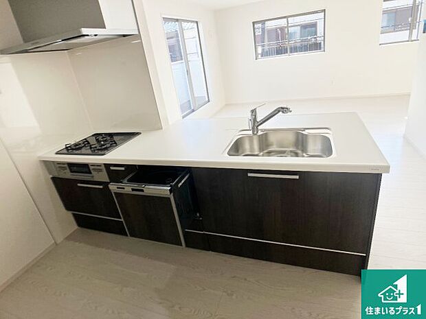 子供を見守りながらお料理が出来るため家族のコミュニケーションか増えます♪スペースが広く確保されている為お子様が大きくなったときは一緒に料理を楽しめます♪