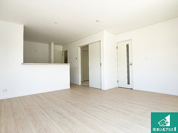 シンプルなリビングは、観葉植物等のインテリアを楽しめますね!パパ好みにも、ママ好みにも家具次第で雰囲気を変えることができます!