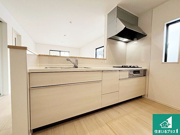 リビングと統一感があり、使い勝手のいいキッチン。広々としているので、二人並んで作業が出来ちゃいます。お子様と一緒に色々なお料理に挑戦できるスペースがあります。