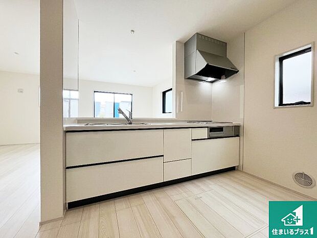 明るいリビングで朝の目覚めもスッキリできそう!対面キッチンでご家族のコミュニケーションも自然と増える設計!小さなお子様が遊ぶスペースを作っても広々とくつろげるLDK!