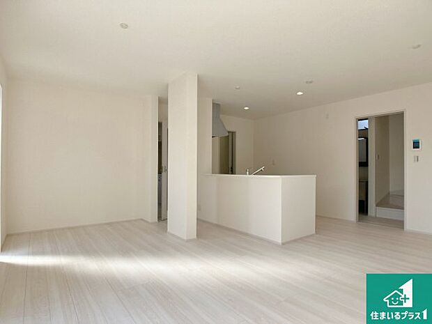 日当たり良好の明るいリビングで朝の目覚めもスッキリできそう!対面キッチンでご家族のコミュニケーションも自然と増える設計!小さなお子様が遊ぶスペースを作っても広々とくつろげるLDK!