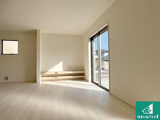 明るいリビングで朝の目覚めもスッキリできそう!対面キッチンでご家族のコミュニケーションも自然と増える設計!小さなお子様が遊ぶスペースを作っても広々とくつろげるLDK!