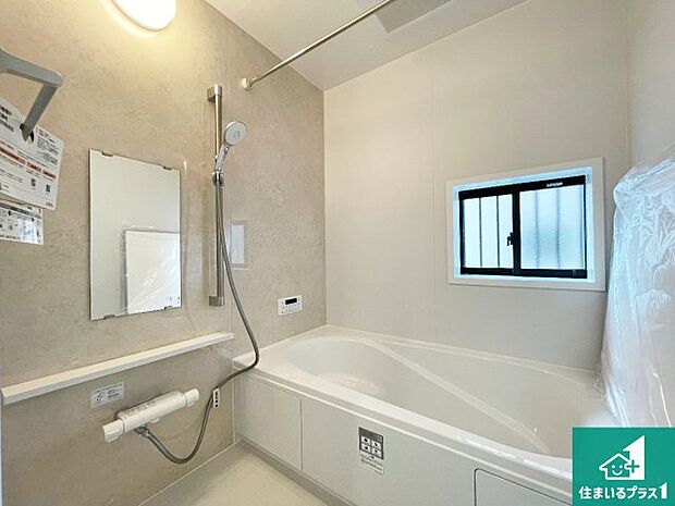 足をゆったり伸ばして寛げる浴槽です。窓が設けられていますので差し込む光が明るく穏やかな雰囲気にしてくれます♪浴室乾燥機も設置しているので、雨の日の洗濯物も安心です♪