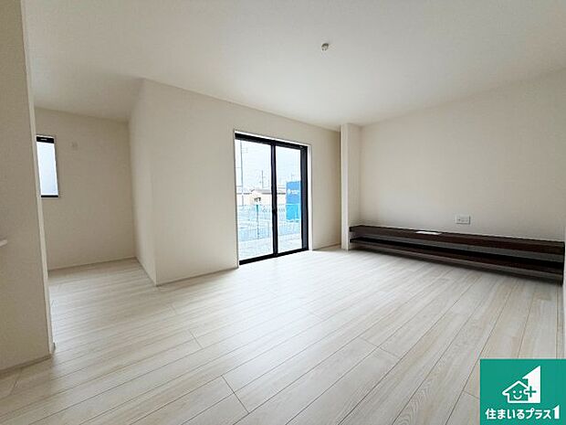 シンプルなリビングは、観葉植物等のインテリアを楽しめますね!パパ好みにも、ママ好みにも家具次第で雰囲気を変えることができます!