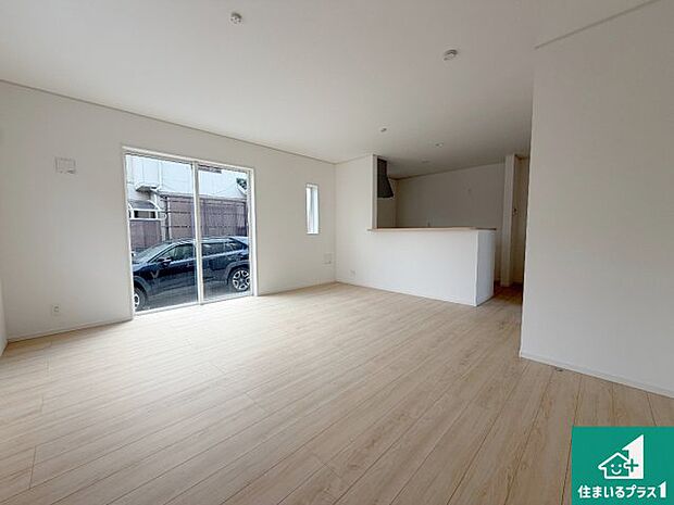 日当たり良好の明るいリビングで朝の目覚めもスッキリできそう!対面キッチンでご家族のコミュニケーションも自然と増える設計!小さなお子様が遊ぶスペースを作っても広々とくつろげるLDK!