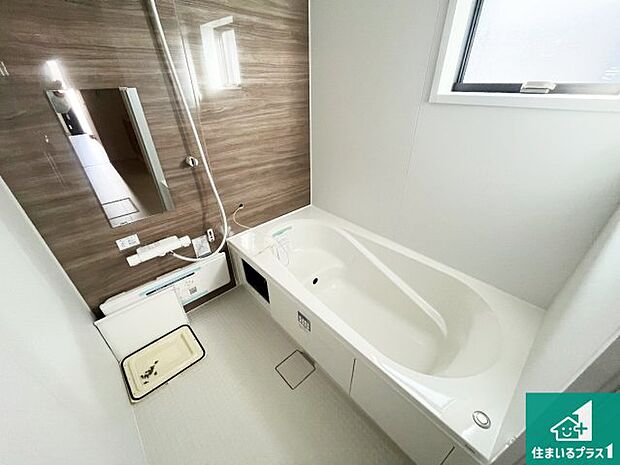 ゆったりと足を伸ばせる浴室は一日の疲れを癒してくれる大切な空間です。小窓も付いており換気も行えます。浴室乾燥機も設置しているので、雨の日の洗濯物も安心です♪