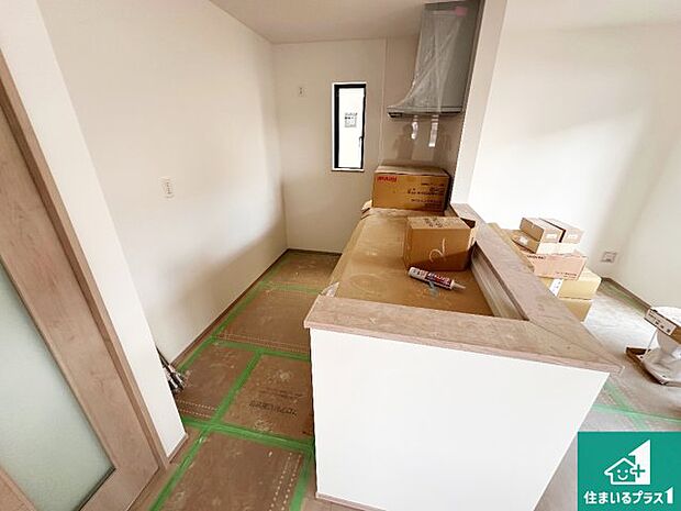 リビングと統一感があり、使い勝手のいいキッチン。広々としているので、二人並んで作業が出来ちゃいます。お子様と一緒に色々なお料理に挑戦できるスペースがあります。