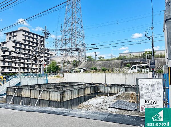 周辺は落ち着いた街並みの住宅地！子育てがしやすい住環境です！まだ未完成ですが、現地でしかわからない事もございます。是非一度ご覧ください。