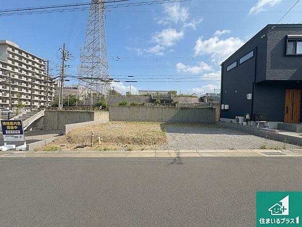 周辺は落ち着いた街並みの住宅地！子育てがしやすい住環境です！まだ未完成ですが、現地でしかわからない事もございます。是非一度ご覧ください。