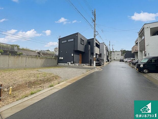 周辺は落ち着いた街並みの住宅地！子育てがしやすい住環境です！まだ未完成ですが、現地でしかわからない事もございます。是非一度ご覧ください。