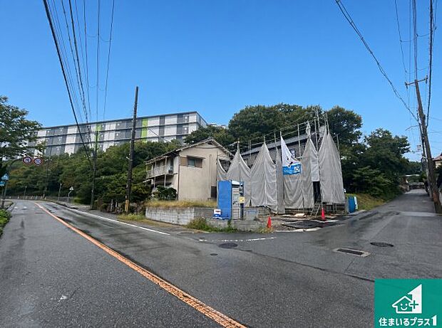 周辺は落ち着いた街並みの住宅地！子育てがしやすい住環境です！まだ未完成ですが、現地でしかわからない事もございます。是非一度ご覧ください。