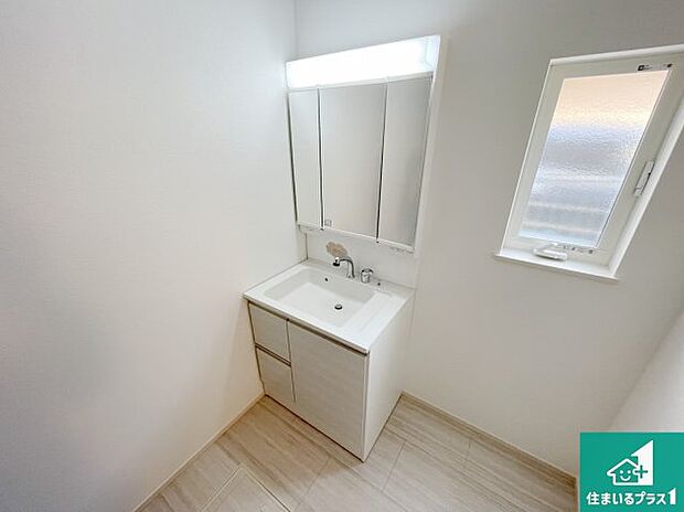 【独立洗面台】清潔感のある洗面台です。フラットな鏡は掃除がしやすく毎日清潔!鏡裏には収納があるのでスッキリとした洗面台が保てます。