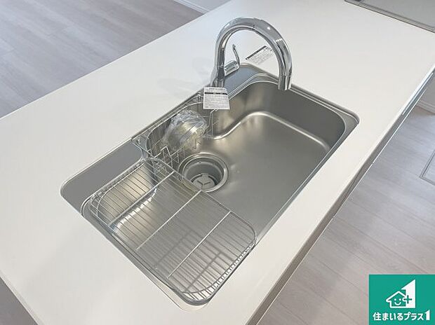 【キッチンシンク】蛇口の先端に浄水器を内蔵しています!原水と浄水、お湯と冷水、シャワーの切替えがワンタッチなので用途によって使い分けられます。