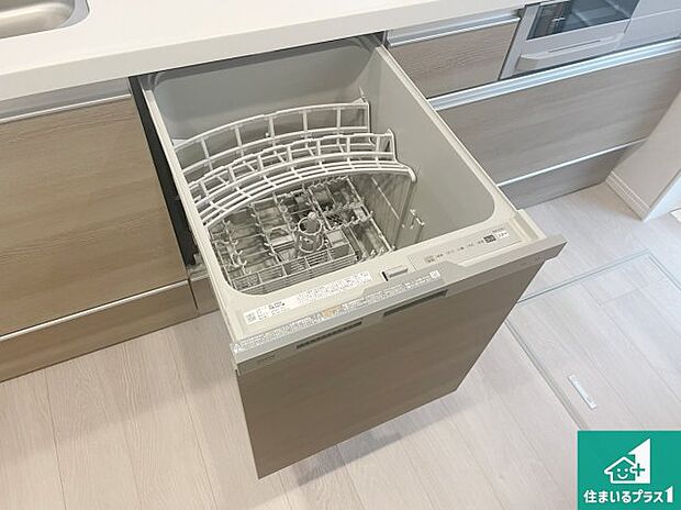 【食洗機】食事後の一仕事、食器洗いをボタン一つでお任せできちゃいます!場所を取らないビルトイン式なので、お料理スペースもしっかり確保!