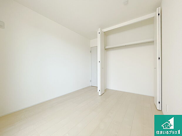 【洋室】収納スペースが充実しているので子供の成長に合わせてたくさん収納ができます！家族構成に合わせた様々な活用ができる収納！