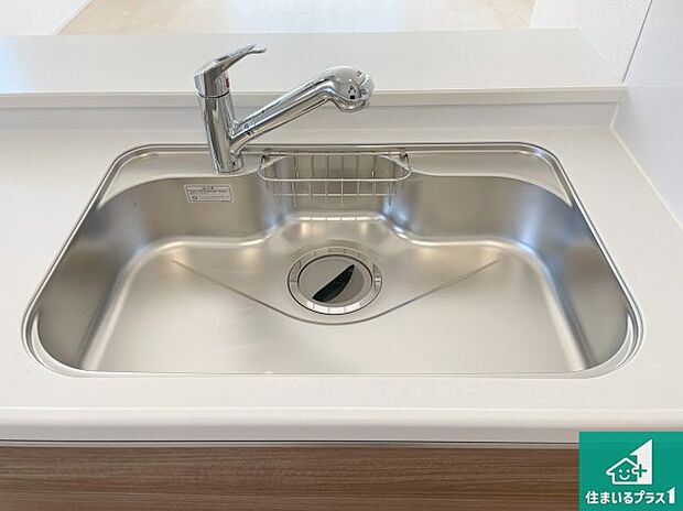 【キッチンシンク】蛇口の先端に浄水器を内蔵しています！原水と浄水、お湯と冷水、シャワーの切替えがワンタッチなので用途によって使い分けられます。