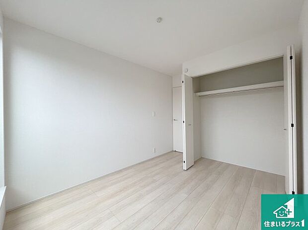 【洋室】寝室は心地よい眠りについてもらいたくて、シンプルかつ開放的な空間な設計にしています!大きな窓から差し込む日が心地いいです♪