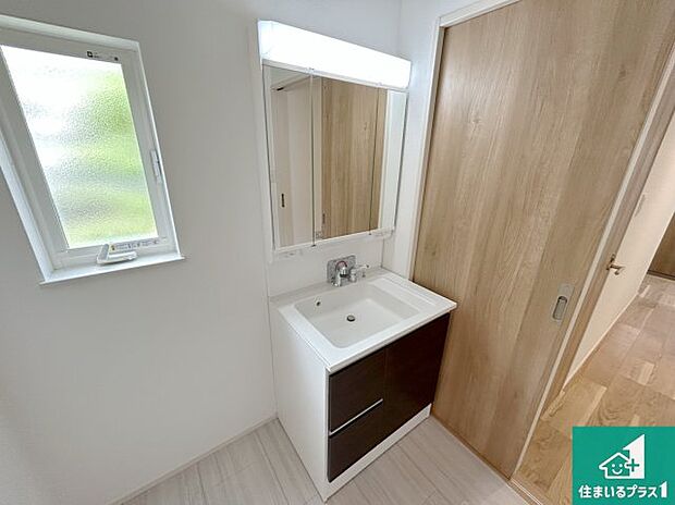 【独立洗面台】清潔感のある洗面台です。フラットな鏡は掃除がしやすく毎日清潔!鏡裏には収納があるのでスッキリとした洗面台が保てます。