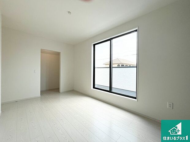 【洋室】寝室は心地よい眠りについてもらいたくて、シンプルかつ開放的な空間な設計にしています！大きな窓から差し込む日が心地いいです♪