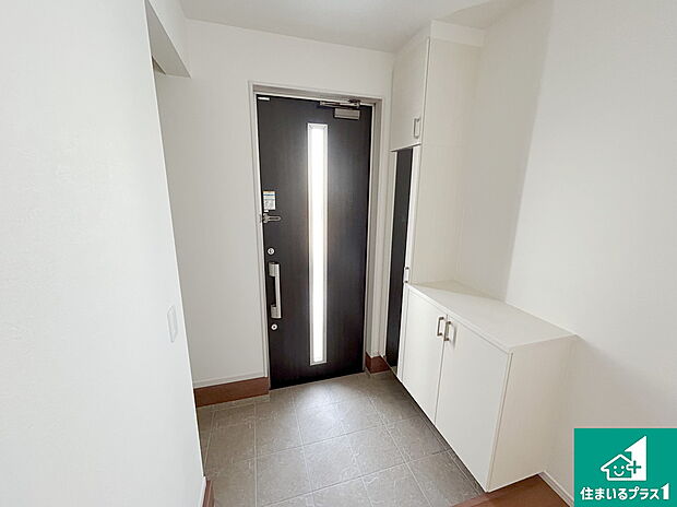 【玄関】シューズボックスにはたくさんの靴が収納できるので玄関周りはいつもスッキリ！ご家族が増えても安心！