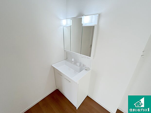 【独立洗面台】清潔感のある洗面台です。フラットな鏡は掃除がしやすく毎日清潔！鏡裏には収納があるのでスッキリとした洗面台が保てます。