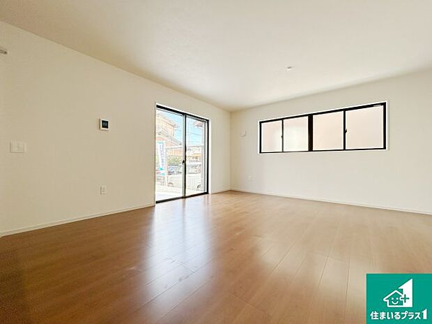 【居間・リビング】日当たり良好の明るいリビングで朝の目覚めもスッキリできそう！対面キッチンでご家族のコミュニケーションも自然と増える設計！小さなお子様が遊ぶスペースを作っても広々とくつろげるLDK！