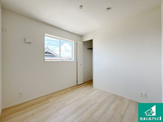 【洋室】収納スペースが充実しているので子供の成長に合わせてたくさん収納ができます！家族構成に合わせた様々な活用ができる収納！