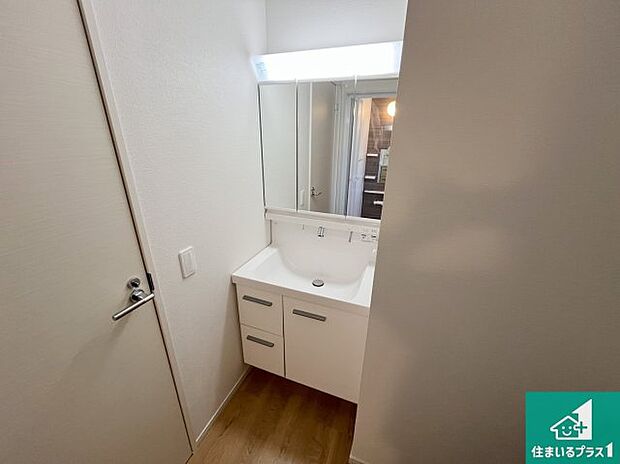 【独立洗面台】清潔感のある洗面台です。フラットな鏡は掃除がしやすく毎日清潔!鏡裏には収納があるのでスッキリとした洗面台が保てます。