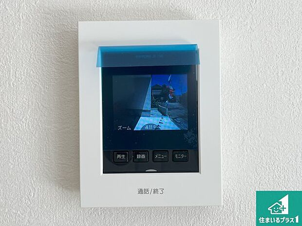 【カラーモニターインターホン】声だけでなく来訪者の姿や顔がモニターで確認できるので、小さなお子様がいらっしゃるご家庭でも安心できます!